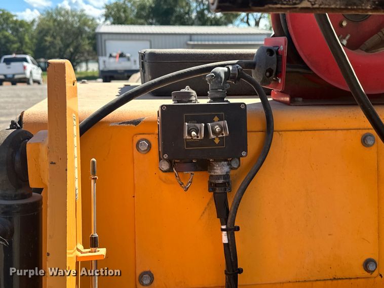 image for item EJ8940 LeeBoy 8515C paver