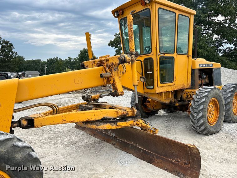 image for item EK3013 1973 John Deere 570A rigid frame motor grader