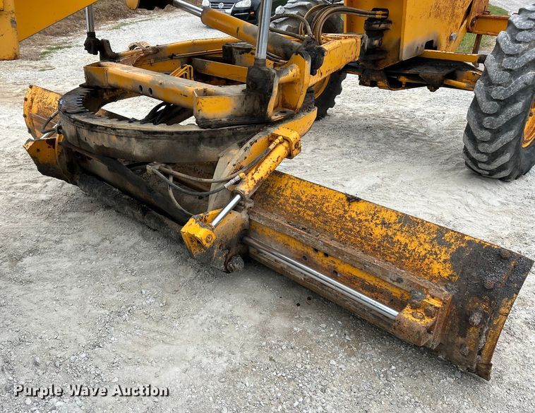 image for item EK3013 1973 John Deere 570A rigid frame motor grader