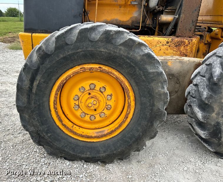 image for item EK3013 1973 John Deere 570A rigid frame motor grader