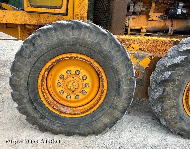 image for item EK3013 1973 John Deere 570A rigid frame motor grader