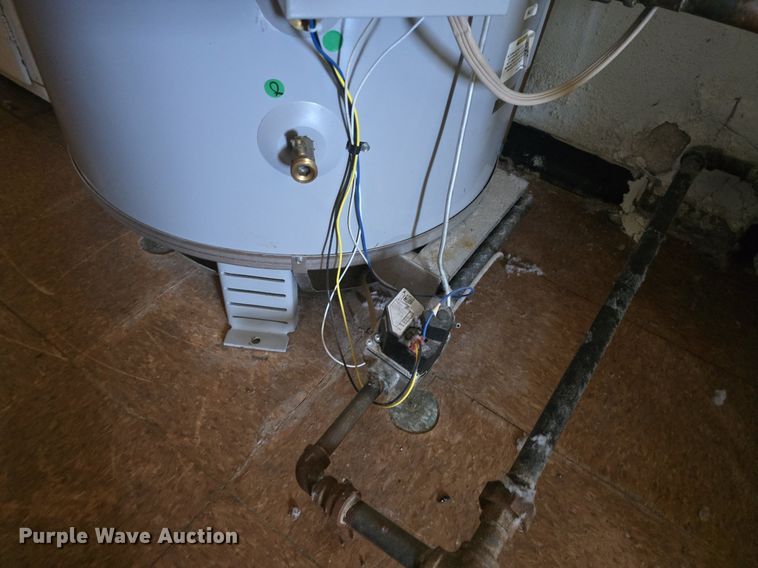 image for item EK6435 2018 State Industries SBD-100-199ZNET 118 hot water heater