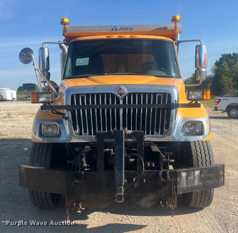 image for item EK8965 2006 International  7400 dump truck