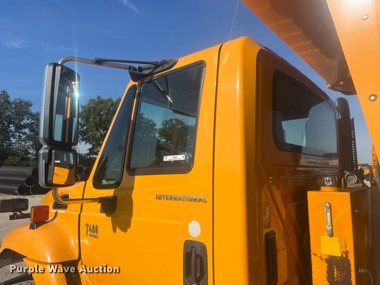 image for item EK8965 2006 International  7400 dump truck
