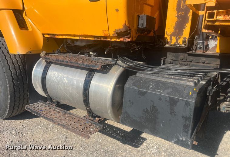 image for item EK8965 2006 International  7400 dump truck