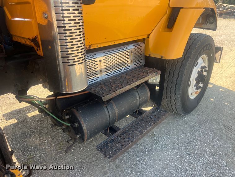 image for item EK8965 2006 International  7400 dump truck