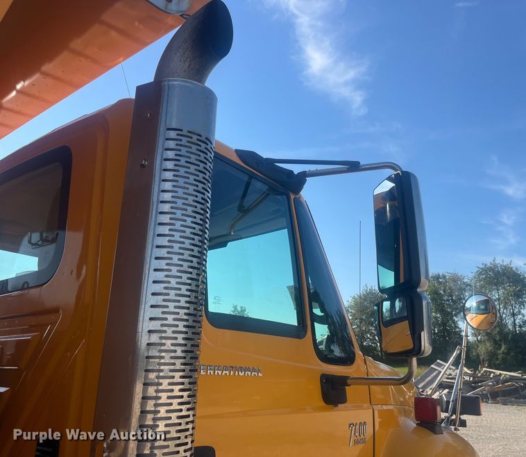 image for item EK8965 2006 International  7400 dump truck