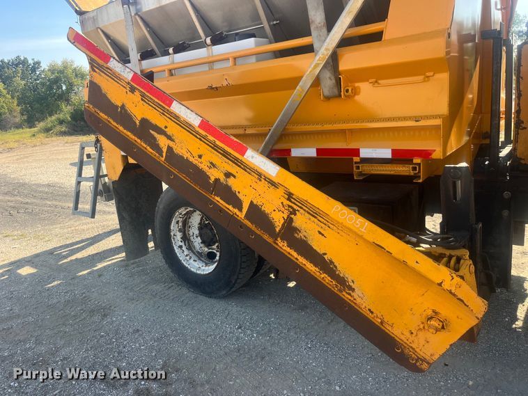 image for item EK8965 2006 International  7400 dump truck