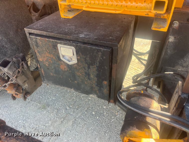 image for item EK8965 2006 International  7400 dump truck