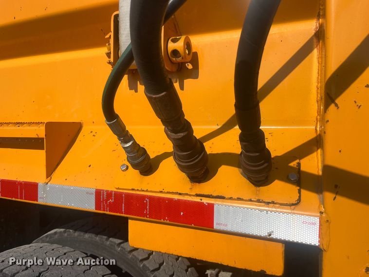 image for item EK8965 2006 International  7400 dump truck