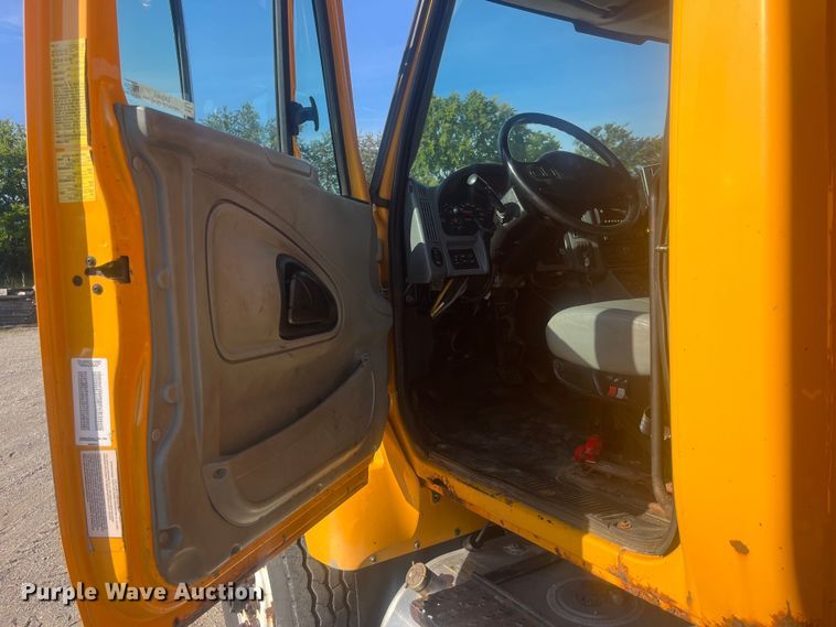 image for item EK8965 2006 International  7400 dump truck