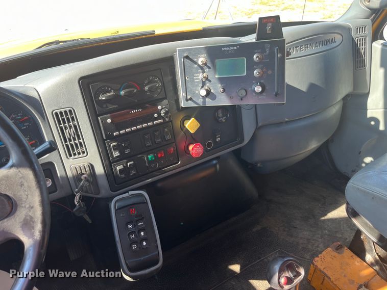 image for item EK8965 2006 International  7400 dump truck