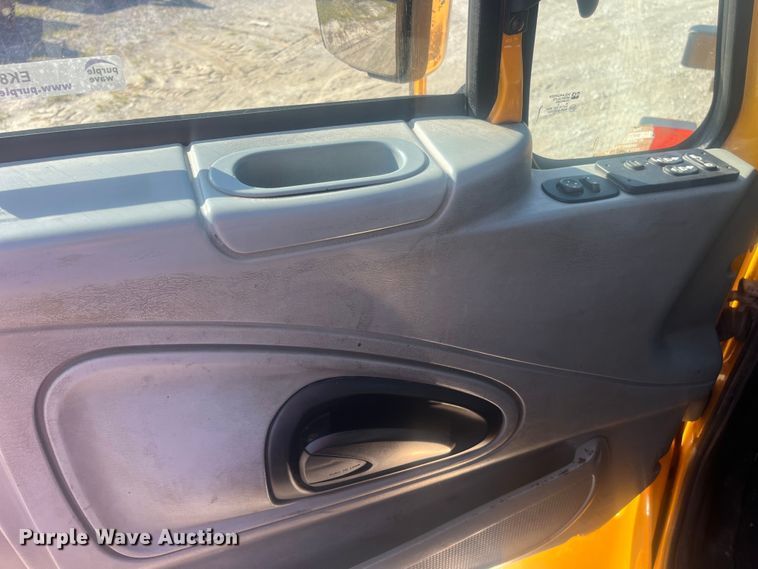 image for item EK8965 2006 International  7400 dump truck