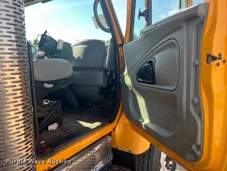 image for item EK8965 2006 International  7400 dump truck