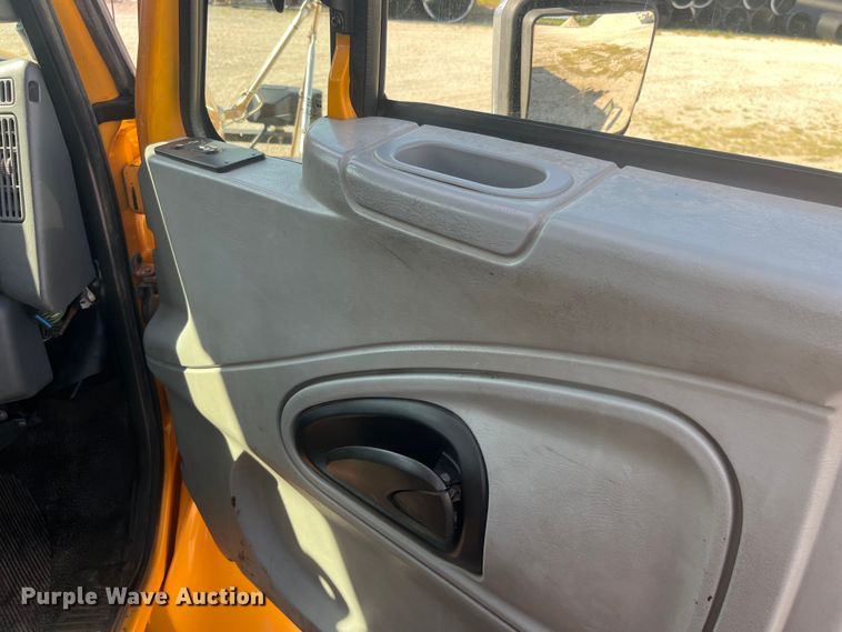 image for item EK8965 2006 International  7400 dump truck