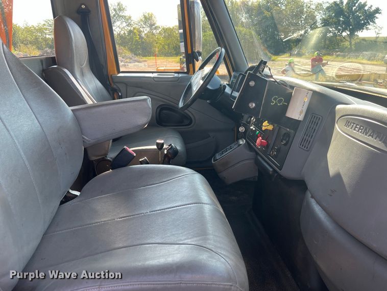 image for item EK8965 2006 International  7400 dump truck