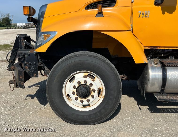 image for item EK8965 2006 International  7400 dump truck