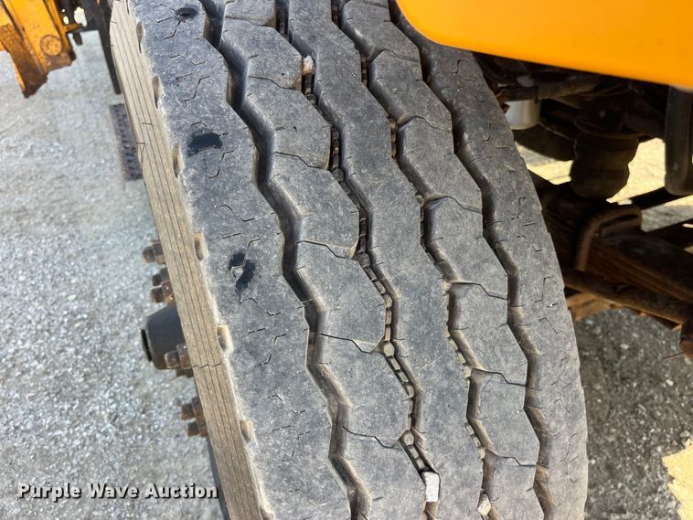 image for item EK8965 2006 International  7400 dump truck