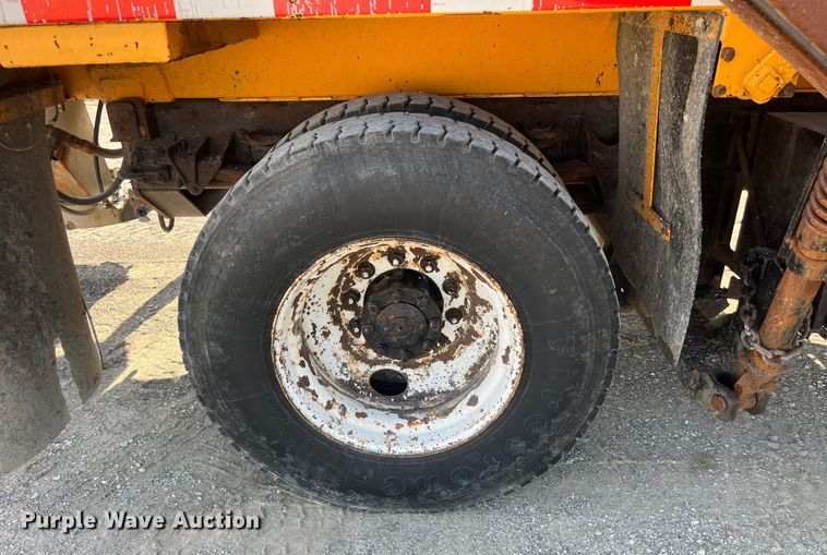 image for item EK8965 2006 International  7400 dump truck