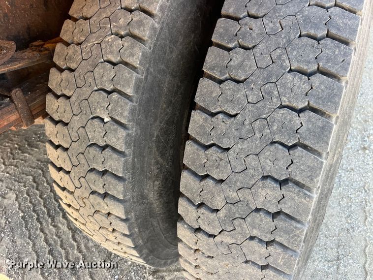 image for item EK8965 2006 International  7400 dump truck