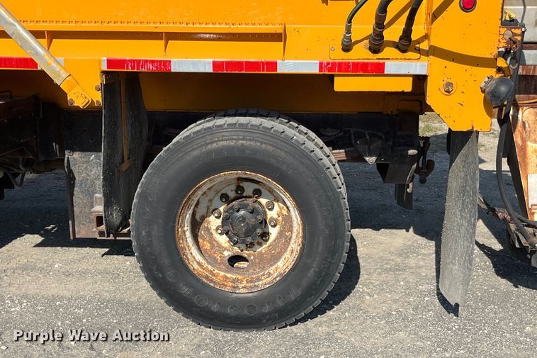 image for item EK8965 2006 International  7400 dump truck