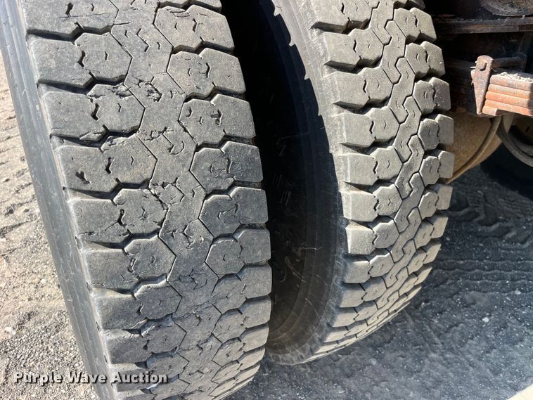 image for item EK8965 2006 International  7400 dump truck