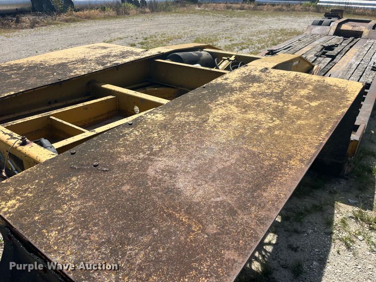 image for item EK8994 2002 Eager Beaver 35GSL lowboy equipment trailer