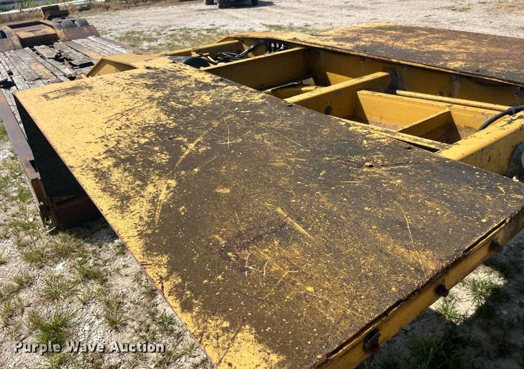 image for item EK8994 2002 Eager Beaver 35GSL lowboy equipment trailer