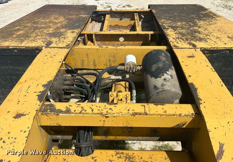 image for item EK8994 2002 Eager Beaver 35GSL lowboy equipment trailer