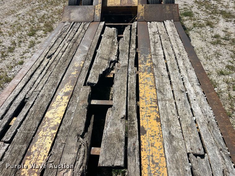 image for item EK8994 2002 Eager Beaver 35GSL lowboy equipment trailer