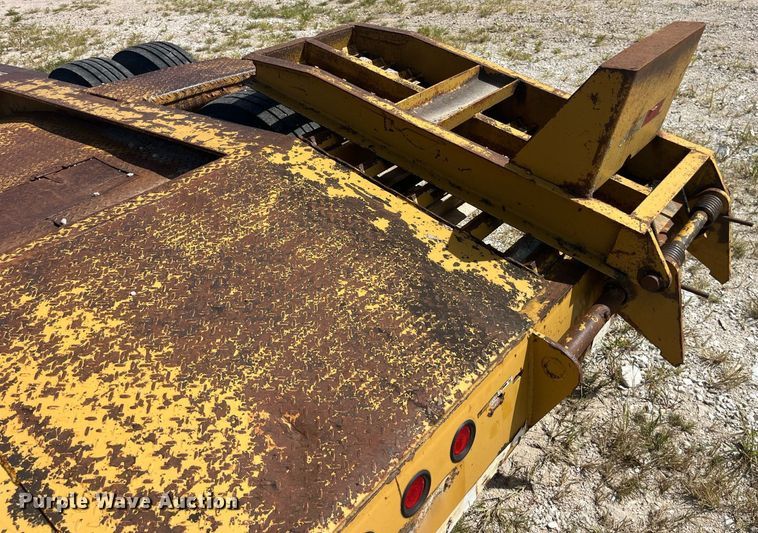 image for item EK8994 2002 Eager Beaver 35GSL lowboy equipment trailer