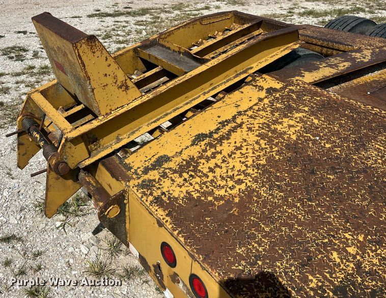 image for item EK8994 2002 Eager Beaver 35GSL lowboy equipment trailer