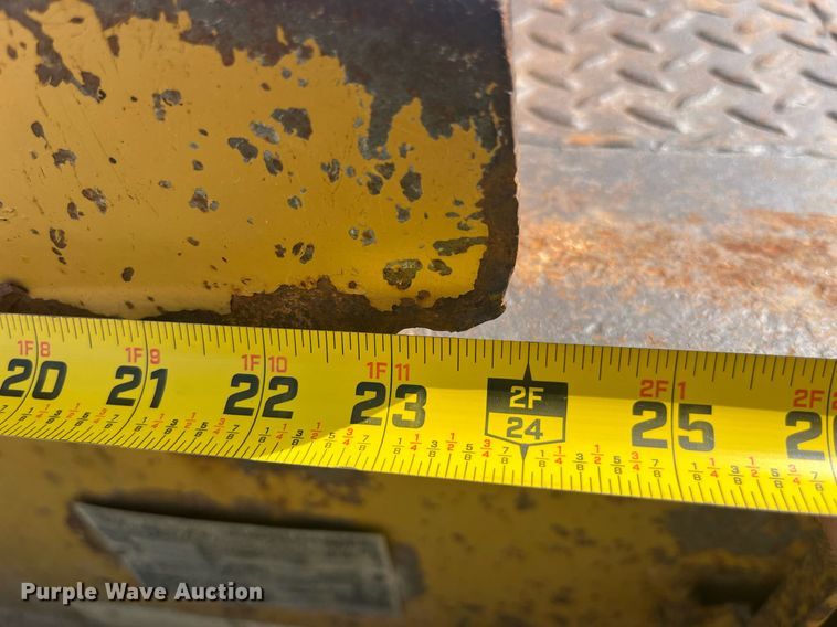 image for item EK8994 2002 Eager Beaver 35GSL lowboy equipment trailer