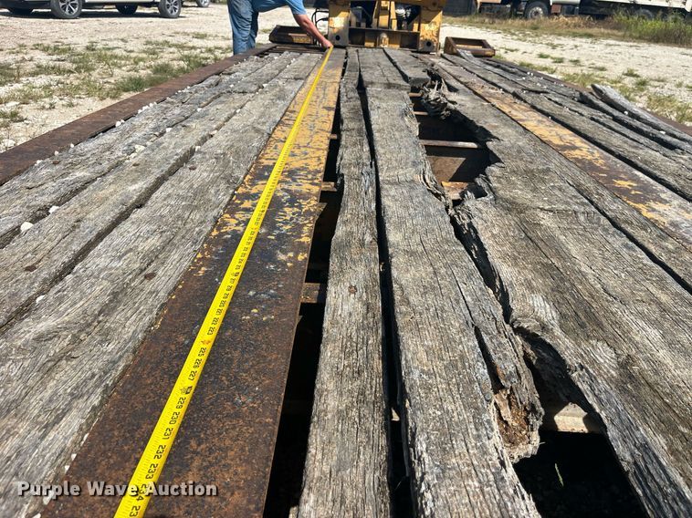 image for item EK8994 2002 Eager Beaver 35GSL lowboy equipment trailer