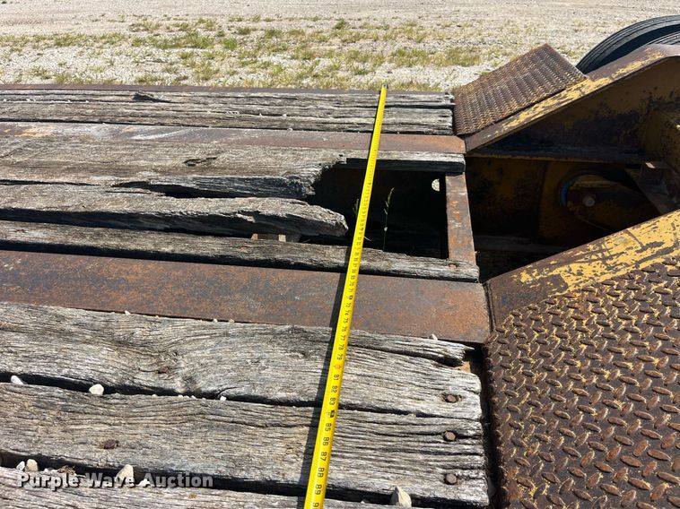 image for item EK8994 2002 Eager Beaver 35GSL lowboy equipment trailer