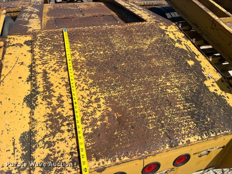 image for item EK8994 2002 Eager Beaver 35GSL lowboy equipment trailer