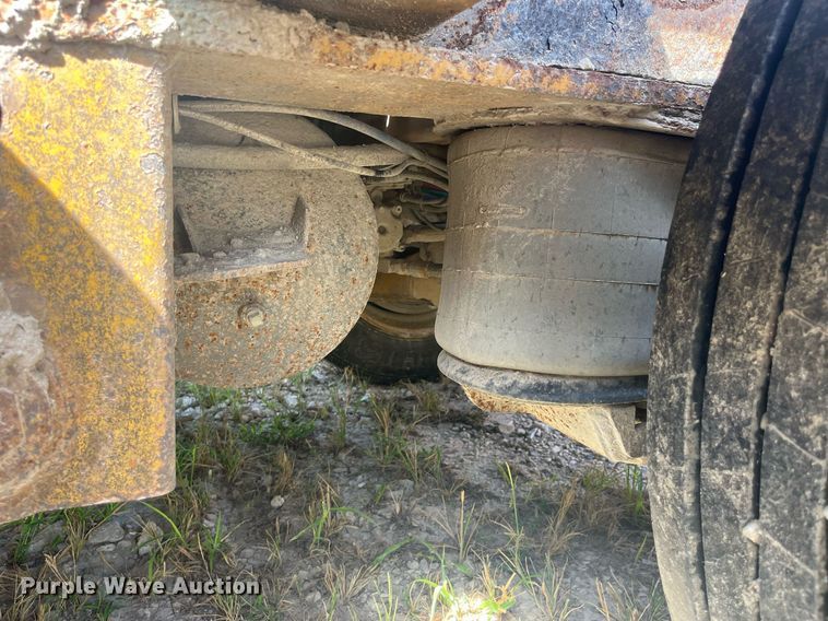 image for item EK8994 2002 Eager Beaver 35GSL lowboy equipment trailer