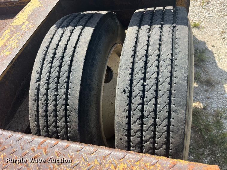 image for item EK8994 2002 Eager Beaver 35GSL lowboy equipment trailer