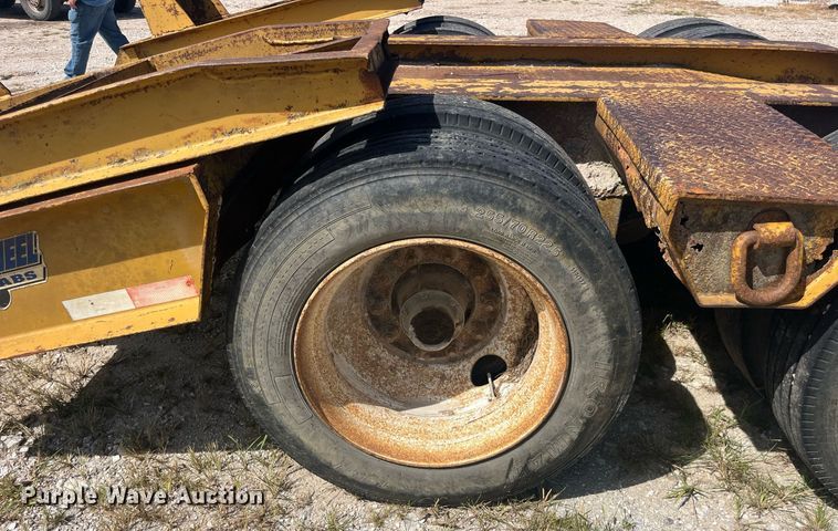 image for item EK8994 2002 Eager Beaver 35GSL lowboy equipment trailer