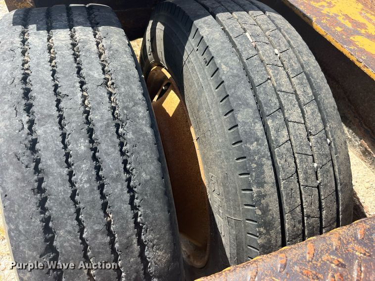 image for item EK8994 2002 Eager Beaver 35GSL lowboy equipment trailer