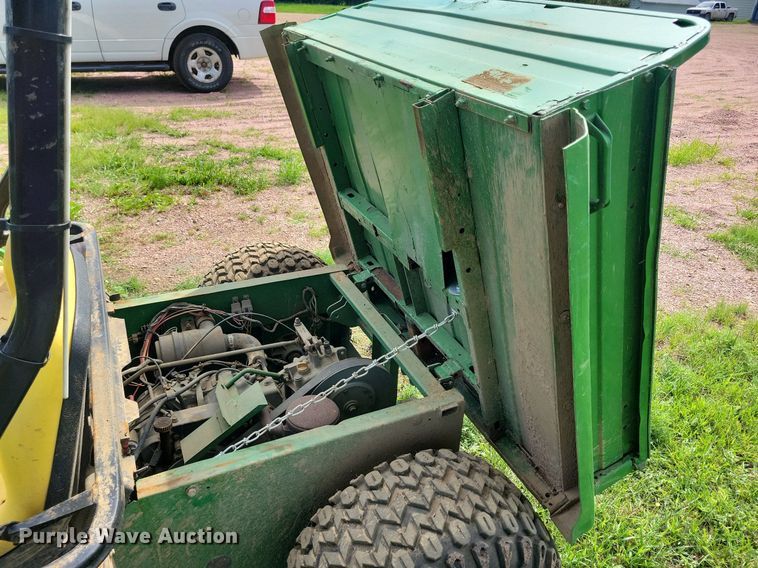 image for item KA9868 1998 John Deere Gator utility vehicle