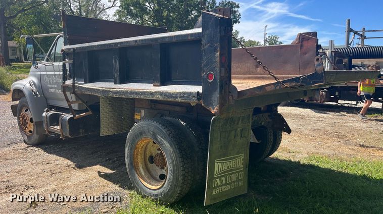 image for item LC9033 1998 Ford F700 dump truck