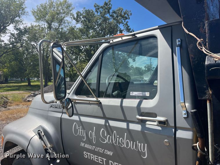 image for item LC9033 1998 Ford F700 dump truck