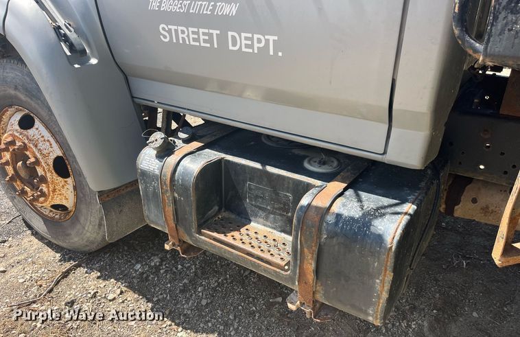 image for item LC9033 1998 Ford F700 dump truck