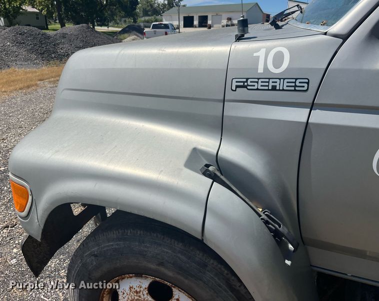 image for item LC9033 1998 Ford F700 dump truck