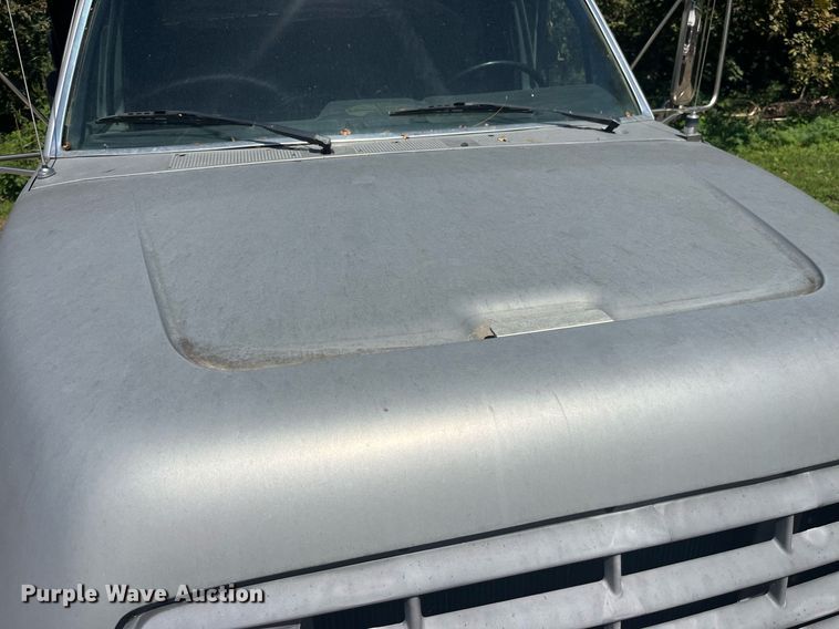 image for item LC9033 1998 Ford F700 dump truck