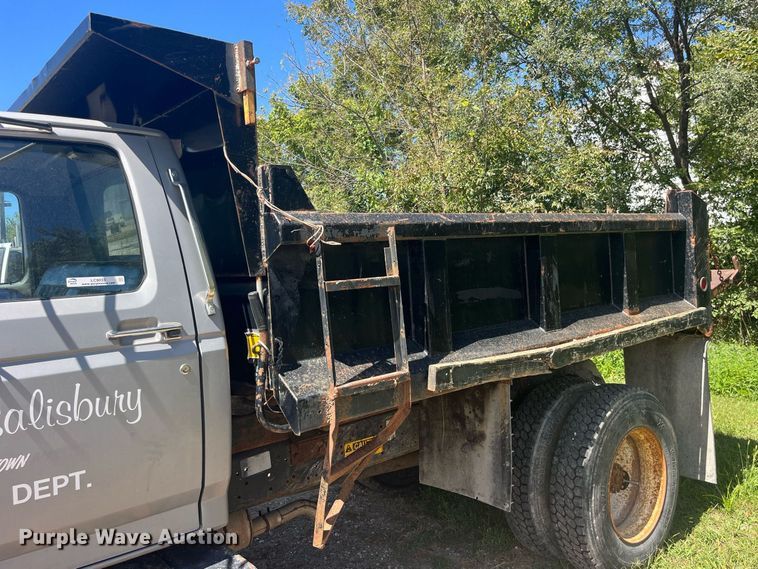 image for item LC9033 1998 Ford F700 dump truck