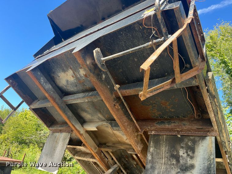 image for item LC9033 1998 Ford F700 dump truck