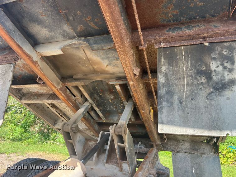 image for item LC9033 1998 Ford F700 dump truck