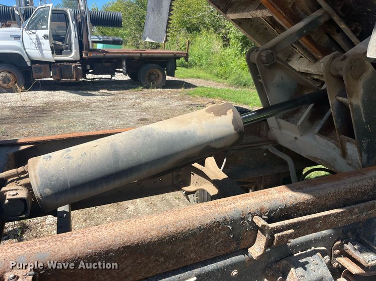 image for item LC9033 1998 Ford F700 dump truck